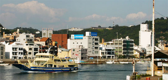 向島から見るフェリーびんご